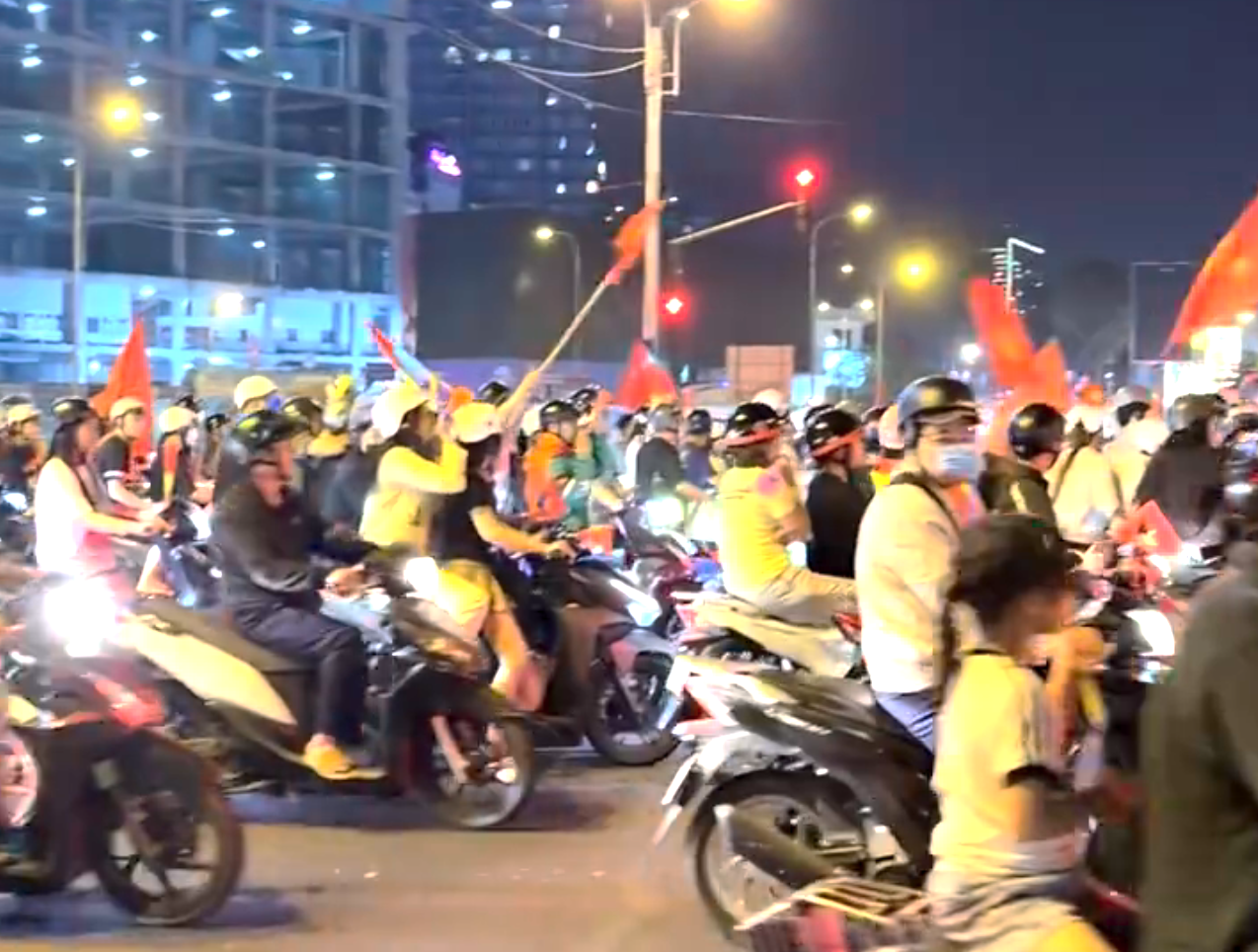 九游官网入口-越南民众深夜狂欢！美女球迷纯洁笑容 万人骑摩托+扛国旗涌上街头